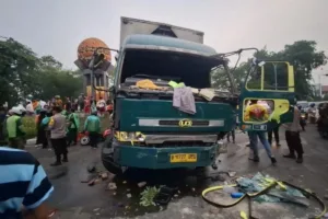 truk-nabrak.jpg