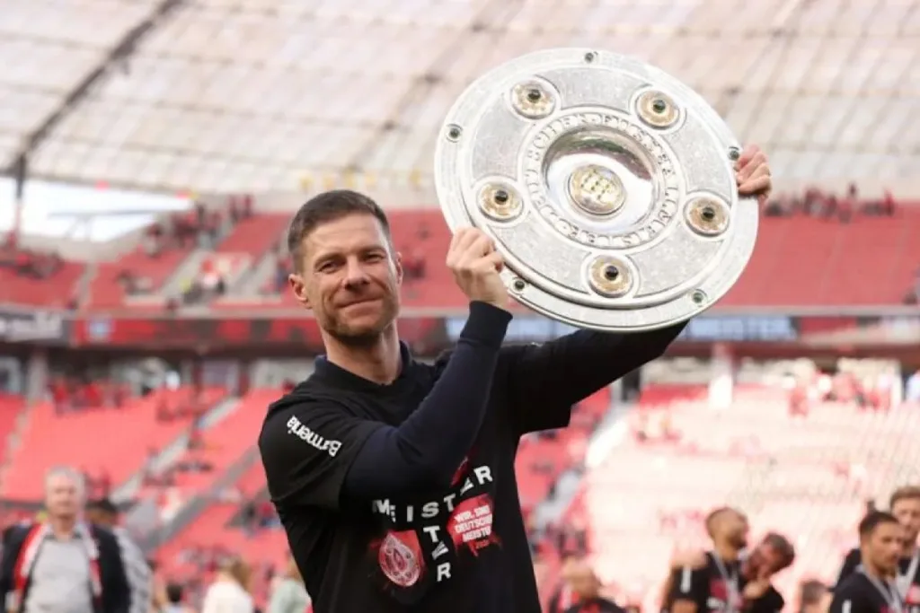 xabi-alonso-angkat-trofi