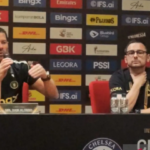 Pelatih Chelsea Xabi Alonso (kiri) memberikan keterangan dalam konferensi pers seusai laga pramusim melawan AC Milan di Stadion Utama Gelora Bung Karno (SUGBK), Senayan, Jakarta, Sabtu (8/8/2026). (Foto: Tangkapan layar Antara)