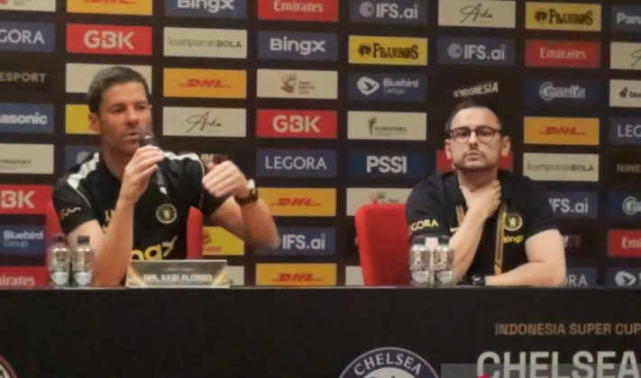 Pelatih Chelsea Xabi Alonso (kiri) memberikan keterangan dalam konferensi pers seusai laga pramusim melawan AC Milan di Stadion Utama Gelora Bung Karno (SUGBK), Senayan, Jakarta, Sabtu (8/8/2026). (Foto: Tangkapan layar Antara)