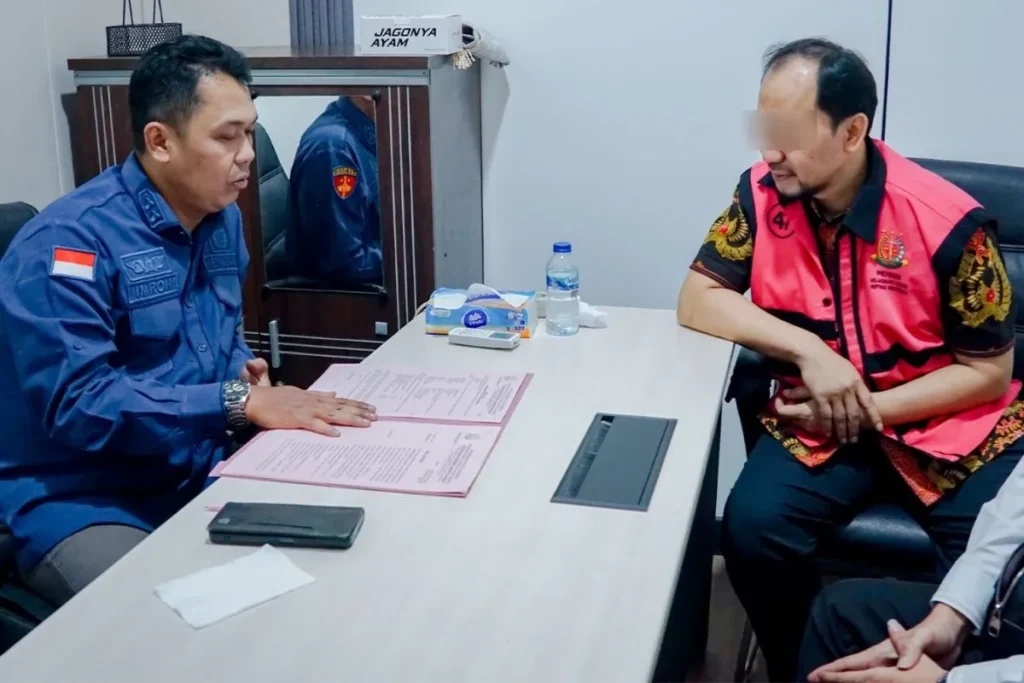 Kejaksaan Agung (Kejagung) melimpahkan tersangka dugaan tindak pidana pencucian uang (TPPU) dengan tindak pidana asal kasus suap oleh terpidana Zarof Ricar, yang berinisial AW ke Kejaksaan Negeri Jakarta Pusat, Jakarta, Kamis (13/8/2026).