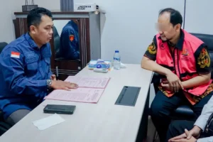 Kejaksaan Agung (Kejagung) melimpahkan tersangka dugaan tindak pidana pencucian uang (TPPU) dengan tindak pidana asal kasus suap oleh terpidana Zarof Ricar, yang berinisial AW ke Kejaksaan Negeri Jakarta Pusat, Jakarta, Kamis (13/8/2026).