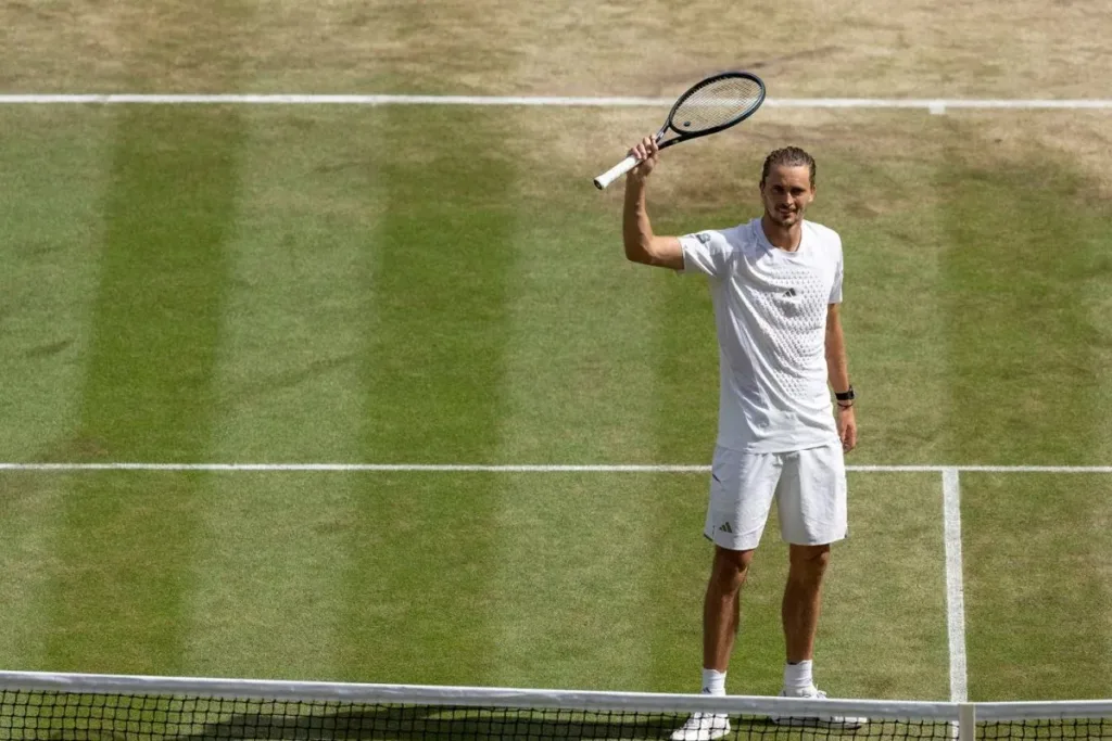 zverev-wimbledon-lambaikan-raket