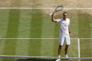 zverev-wimbledon-lambaikan-raket