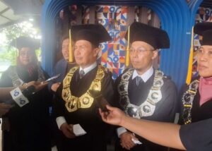 Direktur PNJ diwawancarai Wartawan