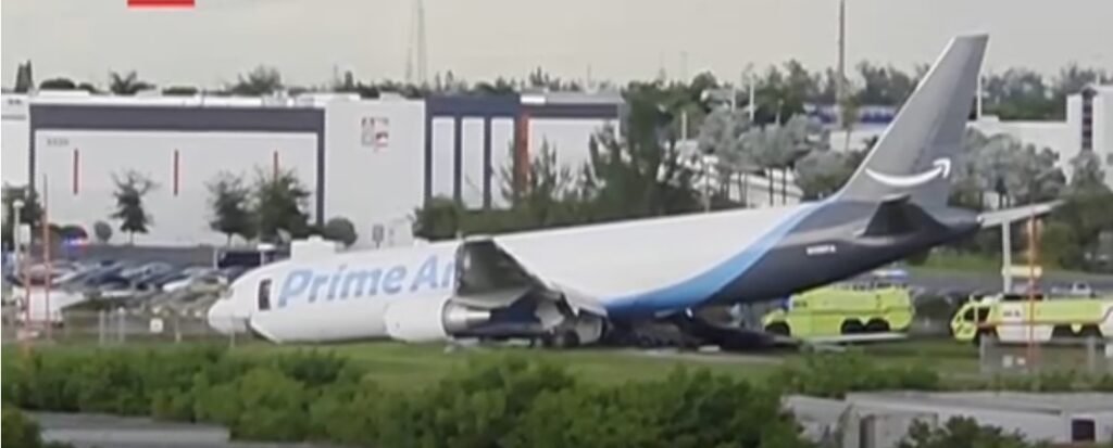 Pesawat Kargo AMAZON Terbakar