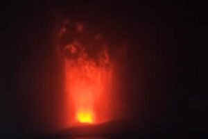gunung_anak_krakatau_erupsi_1