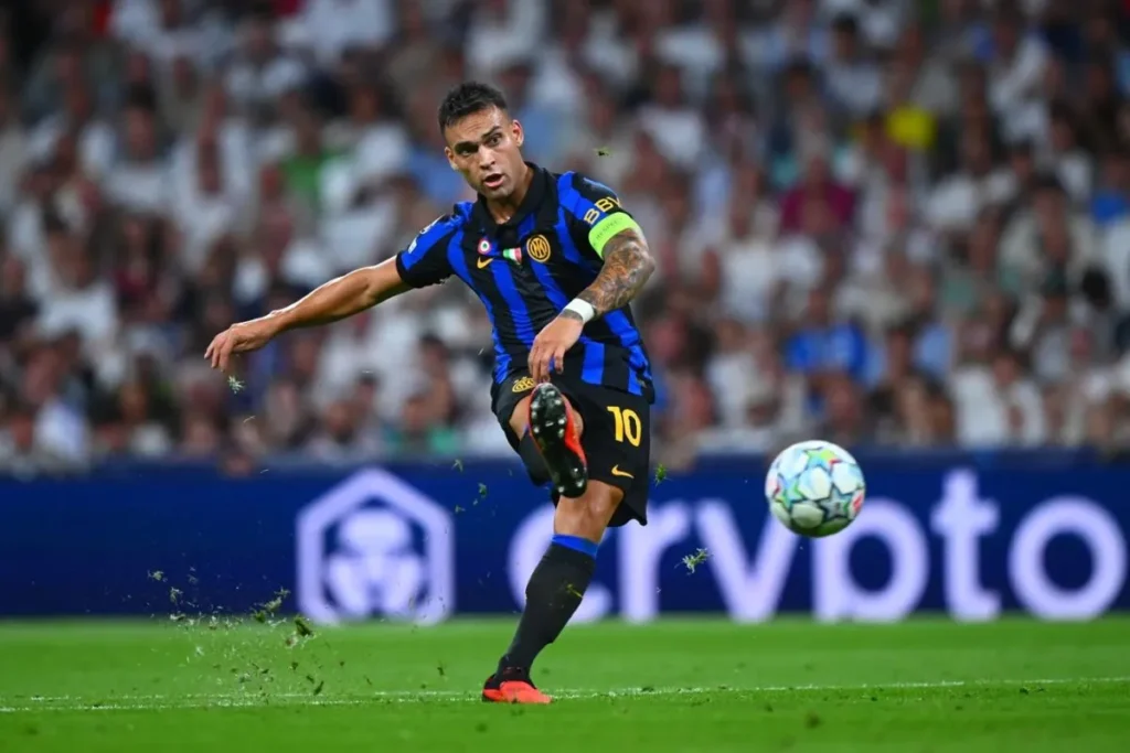 lautaro martinez inter nendang bola