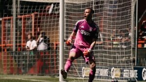 maarten-paes-gagalkan-penalti-utk-ajax