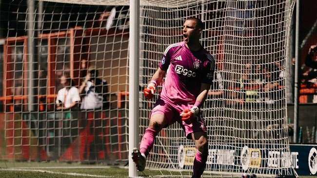 maarten-paes-gagalkan-penalti-utk-ajax