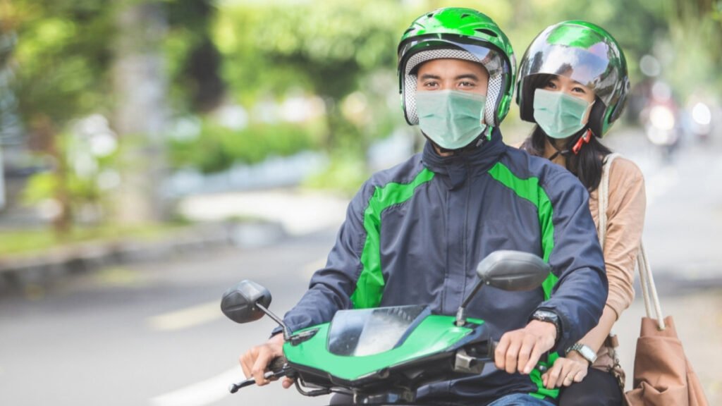 pengendara motor pakai motor