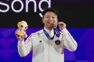 rahmat-erwin-raih-medali-emas-angkat-besi-asian-games_kemenpora