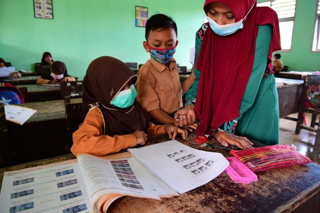 sekolah kelas pakai masker