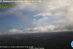 semeru erupsi 1000 m