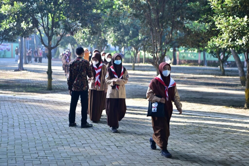 siswi2 pramuka pakai masker