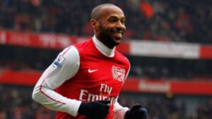 thierry-henry-saat-masih-membela-arsenal_375_211