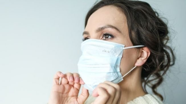wanita pakai masker