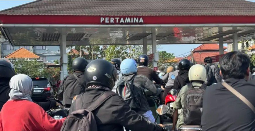 Foto Antrean BBM di Bali