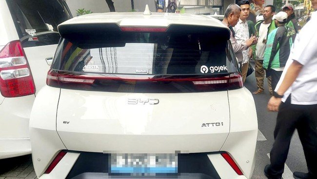 byd tabrak ojol blok m