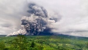gunung-semeru-erupsi-1763554206586_169