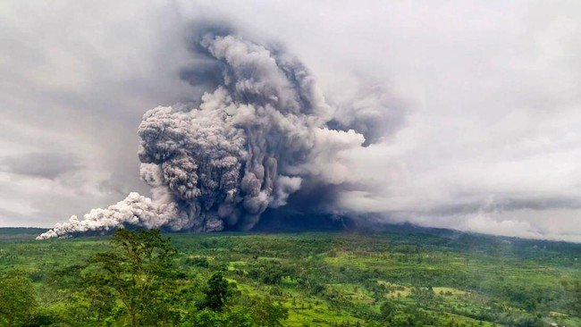 gunung-semeru-erupsi-1763554206586_169