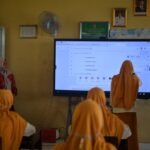 Bukan Sekadar TV Layar Lebar, Papan Interaktif Digital Bikin Murid Lebih Semangat Belajar