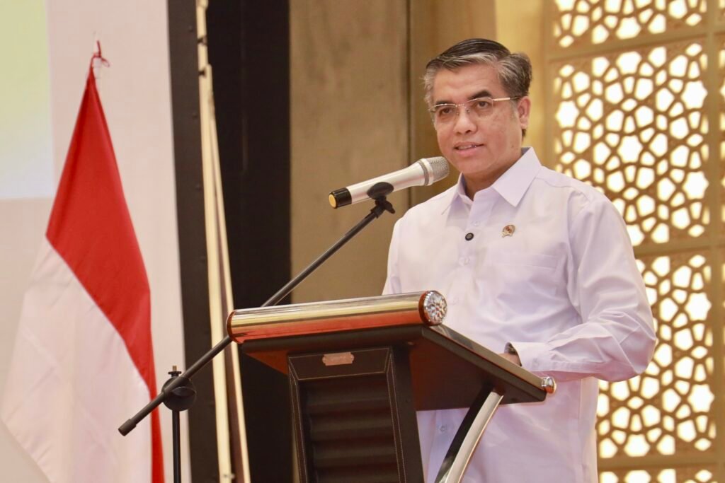 merput podium menaker senyum