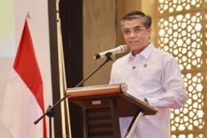 merput podium menaker senyum
