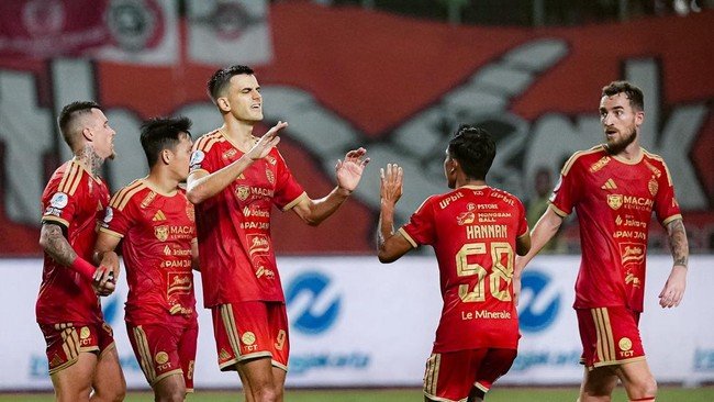 para pemain persija merayakan gol
