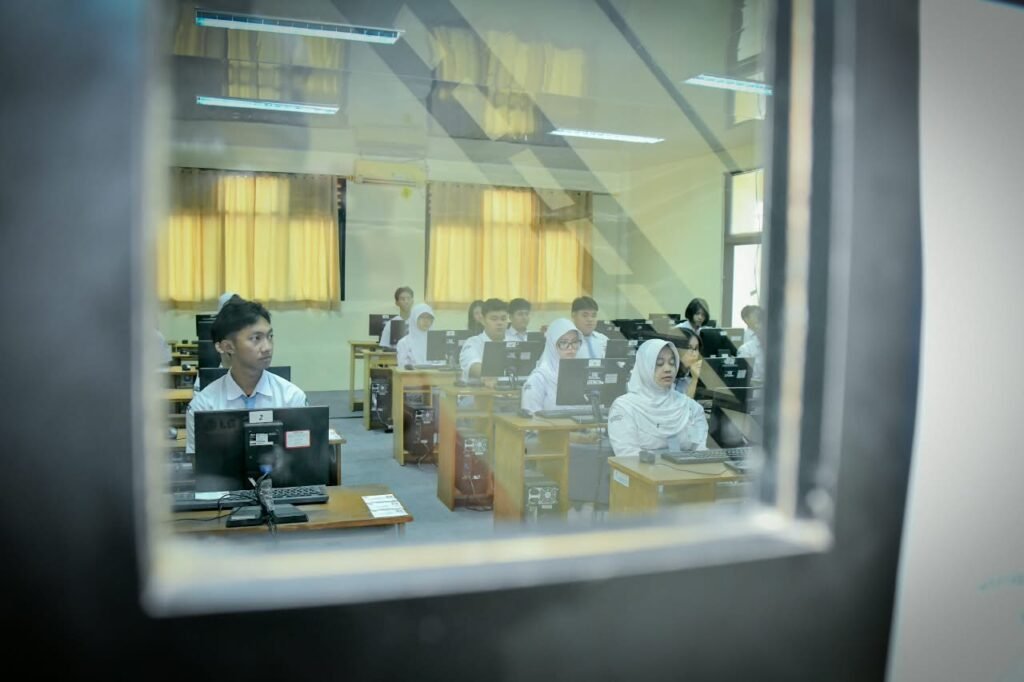 sma tka dari balik jendela