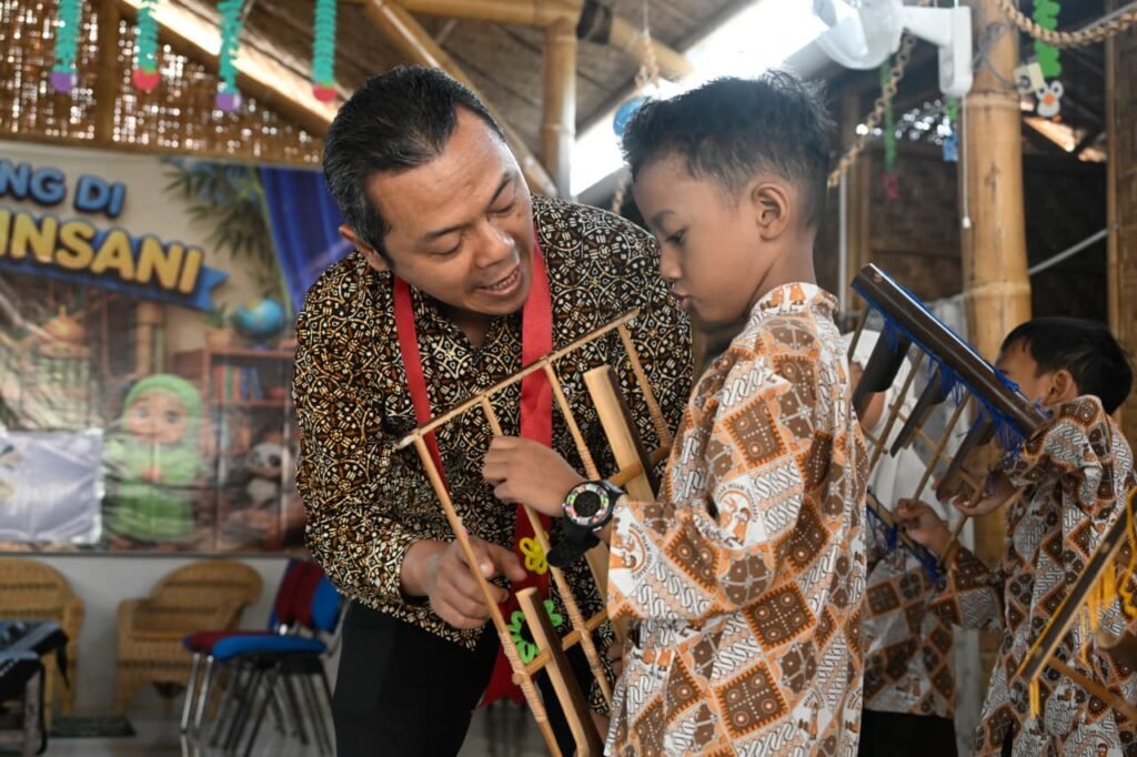 wamen fajar angklung